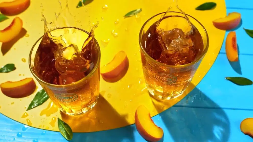 Capture d’une vidéo publicitaire pour Lipton, réalisée par Yummy Film, mettant en valeur une boisson rafraîchissante dans un style food élégant.