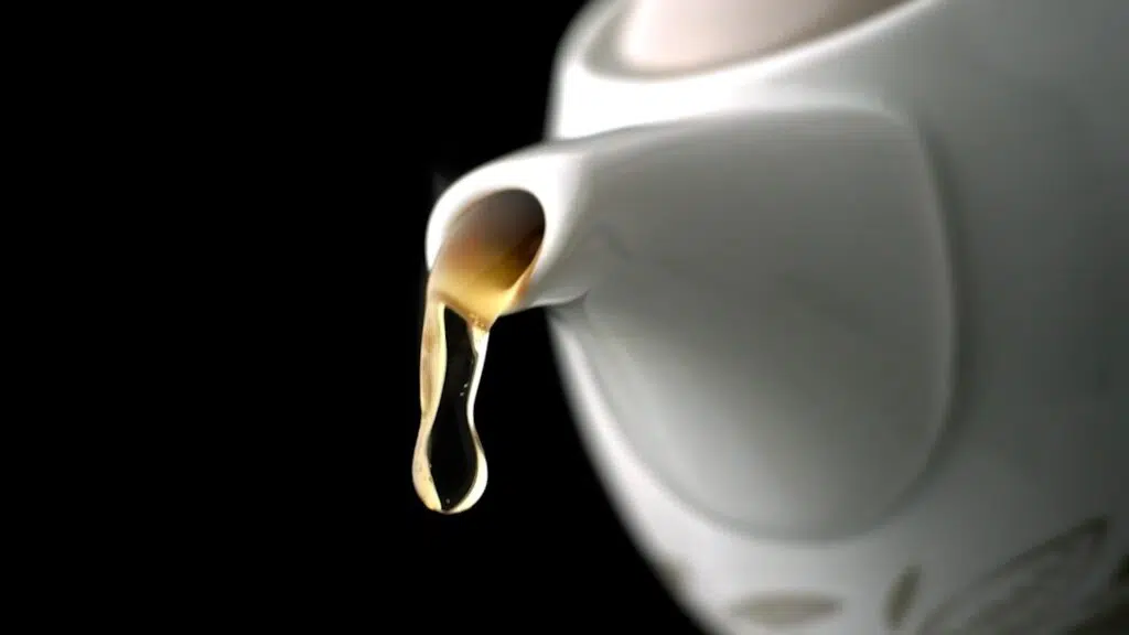 Capture d’une vidéo pour Wittington montrant une théière versant du thé, réalisée par Yummy Film dans un style food et élégant.