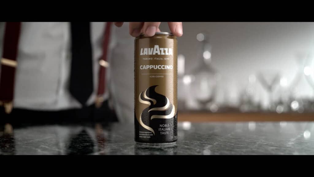 Capture d’un plan vidéo réalisé par l'agence vidéo Yummy Film pour Lavazza, mettant en valeur une boisson café onctueuse avec un rendu visuel élégant.