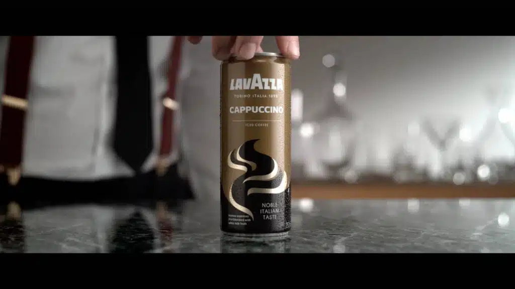 Capture d’un plan vidéo réalisé par l'agence vidéo Yummy Film pour Lavazza, mettant en valeur une boisson café onctueuse avec un rendu visuel élégant.