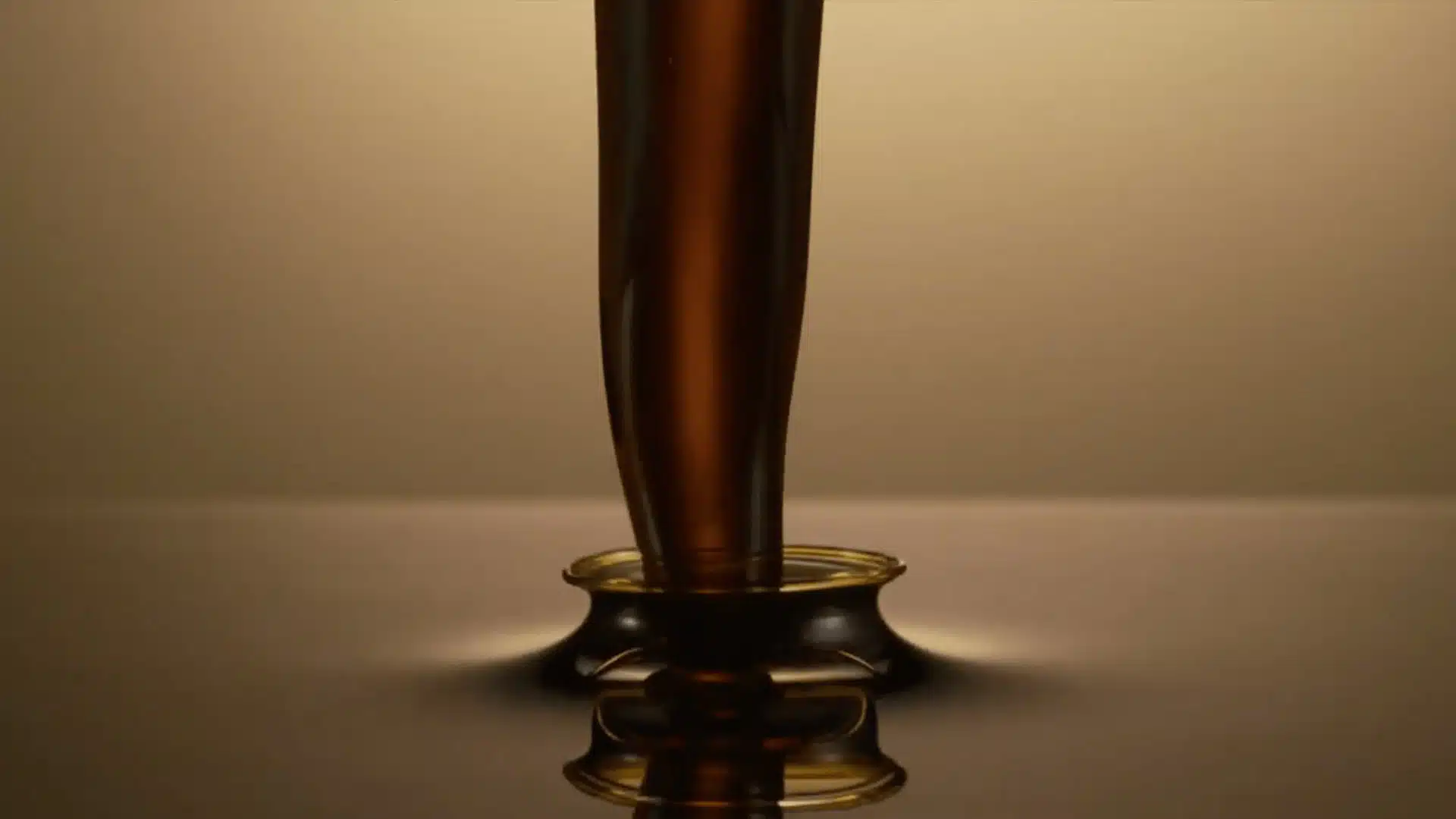 Capture d’un plan vidéo réalisé par Yummy Film pour Verum, montrant une coulée de liquide tombant dans une matière similaire, avec un effet visuel élégant sur fond brun.