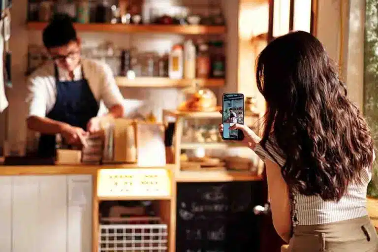une femme qui filme avec son telephone