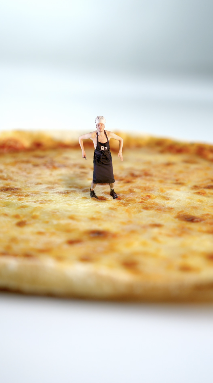 personne sur une pizza qui danse